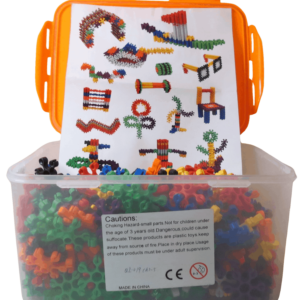 Caja plastica con mango que contiene figuras de construcción